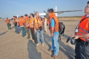 Rescatistas en un aeropuerto de Vietnam se preparan para iniciar una misin en bsqueda del avin de