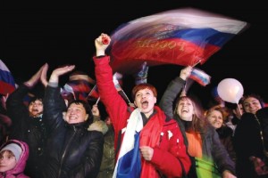 Personas celebran en Sebastopol tras divulgarse los resultados del referndum que aprob abrumadoram