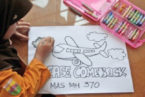 Un menor de Indonesia hace un dibujo pidiendo el pronto regreso de los pasajeros del avin perdido d