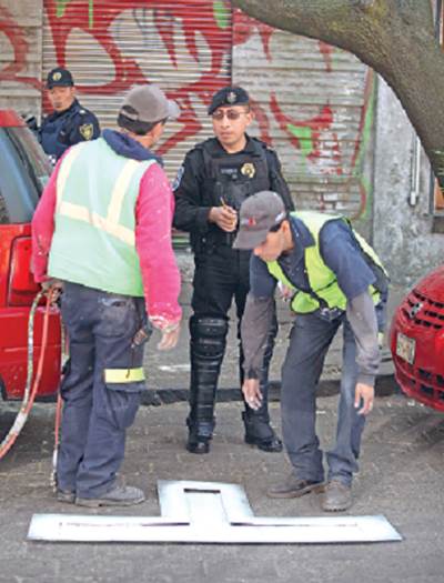 Vecinos de Coyoacn frenan instalacin de parqumetros Los uniformados protegan a los trabajadores que ponan los parqumetros
