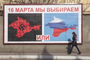 Una mujer camina junto a un gran cartel que llama a la poblacin de Crimea a votar en el referndum 