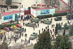 Soldados y vehculos militares rusos permanecen cerca de un puesto fronterizo en la ciudad de Balacl
