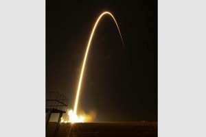 Una fotograf�a de larga exposici�n muestra el despegue de la nave Soyuz desde el cosm�dromo Baikonur