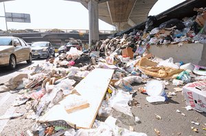 Vuelca triler con basura; genera caos vial de 3 horas