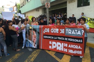Afuera de la PGJDF, un grupo de mujeres activistas lanza consignas en contra de las prcticas del po
