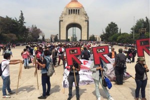 Los manifestantes se reunieron con pancartas en el Monumento a la Revolucin alrededor de las 10:30 