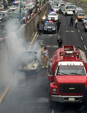 Este viernes se registr� el incendio de un veh�culo particular sobre Viaducto; pese a que se consumi