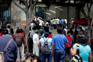 Durante varios minutos los docentes lucharon con los guardias de seguridad de la dependencia para po