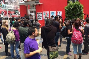 Los manifestantes exigen que se investigue al lder prista, Cuauhtmoc Gutirrez de la Torre, quien