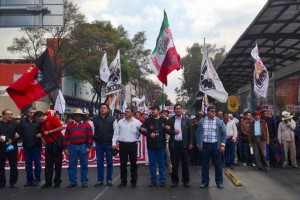 Integrantes del SME marchan sobre avenida de los Insurgentes hacia la sede del Senado de la Repblic