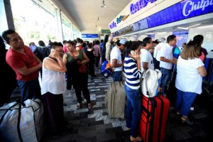 Con maletas en mano, los usuarios forman largas filas 