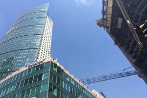 Una gra telescpica, que ayuda en la construccin de la Torre Reforma, cay sobre el anexo de la To