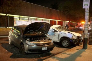 La camioneta volc� y se impact� en contra de una autom�vil particular y un taxi