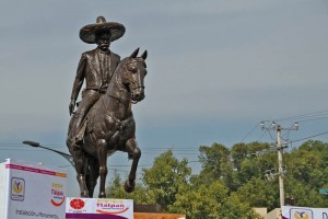 El monumento es de bronce y fue realizado por Rosa Mara Ponzanelli Quintero y Pedro Ramrez Ponzane