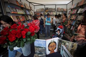 En esta fiesta de libros, la gente ha interactuado ya sea escuchando las presentaciones de libros, f