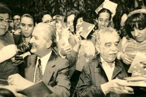 Carlos Fuentes acompaado de Gabriel Garca Mrquez en una firma de autgrafos el 11 febrero de 1994