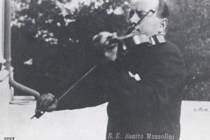 Subastarn violn que perteneci a Mussolini El lote a subasta incluye una foto de Musollini, dictador de Italia desde 1925 a 1943, mientras toca