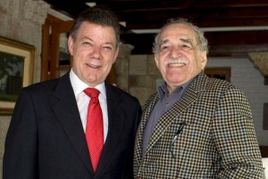 Juan Manuel Santos junto al escritor colombiano durante una visita a su casa en Mxico