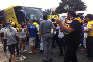 Algunos aficionados que rodearon el cami�n de las �guilas