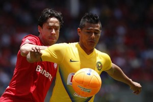 Reparten puntos Toluca y Amrica Martnez pelea el baln con Gabriel Velasco