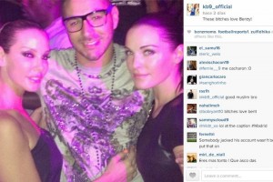 Benzema crea polmica por foto con dos mujeres No se sabe si el jugador la subi o se trata de una cuenta falsa.