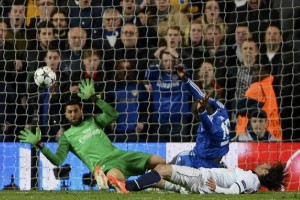 <b>Champions</B> Chelsea gana 2-0 y por gol de visitante van a semis Demba Ba se anticip a la marca y sell el gol del pase de los 'Blues'