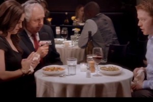 <b>Video.<b> Cita amorosa narrada al estilo del futbol Ian Darke se mete hasta el restaurante para narrar la cita amorosa.