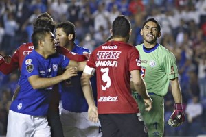 Cruz Azul busca que se le borre la tarjeta roja a Corona.