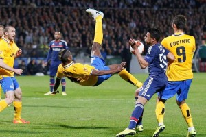 Un gol en los minutos finales le dio el triunfo a Juventus sobre Lyon en la ida de cuartos de la Lig