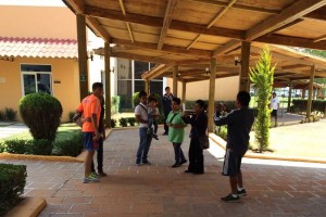 Aficionados se acercan a jugadores Chivas en su hotel de Pachuca para tomarse fotos.