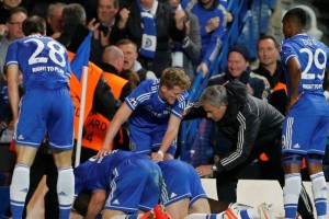 Destacan la celebracin de Mourinho ante PSG Mourinho se reuni con sus jugadores para darles indicaciones tras el gol.