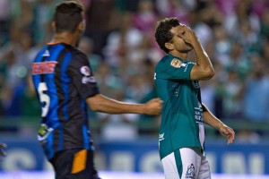 Miguel Sabah fue h�roe y villano al anotar y fallar un penalti.