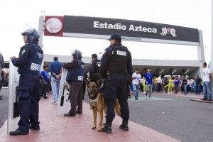 Elementos de seguridad estuvieron presentes en el estadio Azteca.