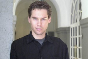 El abogado de Singer, Marty Singer, dijo en un comunicado que las acusaciones son absurdas y difamat