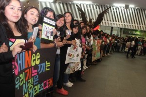 La banda opt� por salirse de la terminal a�rea por la parte de atr�s para evitar a la muchedumbre qu