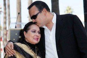 Pepe Aguilar y su madre en el Paseo de la Fama de Hollywood, en julio de 2012.