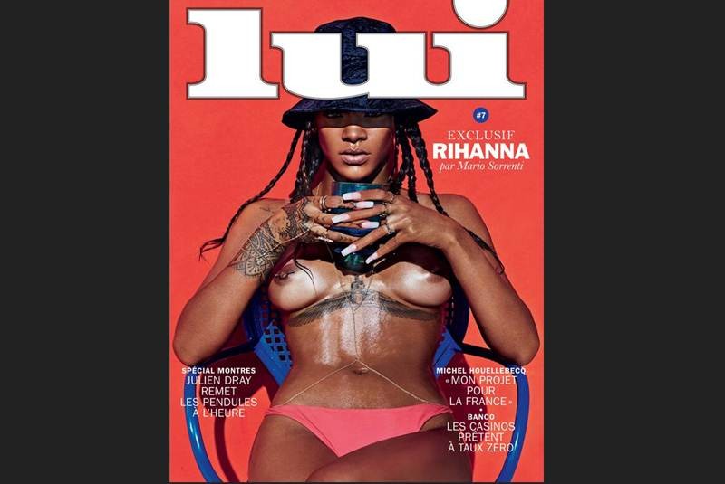 Rihanna se quita el top en revista