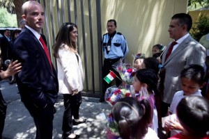 Salma Hayek visita guardera del IMSS