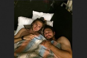 James Franco se tom una 'selfie' desnudo?... en la cama junto Keegan Allen