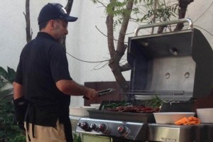 Vicente Fernndez Jr. le cocina a su esposa