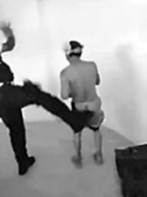 <b>Historia.</b> Revuelo, por video de policas torturadores