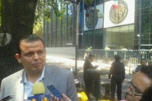 Guillermo Valencia lleg solo con portafolio en mano a las oficinas de la PGR, donde dijo, espera se