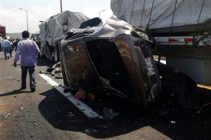 Al parecer una desatenci�n del chofer de un tr�iler doble remolque provoc� que �ste embistiera 10 ve