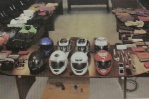 A los detenidos se les decomisaron cascos para motociclista de diversos colores con distintas leyend