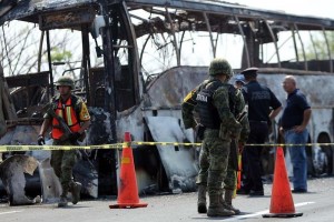 Al menos 36 personas mueren calcinadas cuando el autob�s en el que viajaban se estrell� con un tract