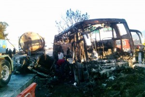 Un autob�s de pasajeros, que se dirig�a al Distrito Federal, fue consumido totalmente por el fuego, 