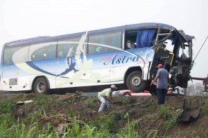 Dos autobuses de pasajeros, uno de la l�nea Omnibus Astro y otro de la empresa Tri�ngulo Rojo, se im