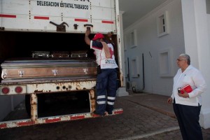 Los funcionarios muestran objetos recuperados como cadenas, collares, placas y ropa �para facilitar 