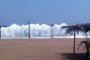 Playas de Acapulco se vieron afectadas por el fen�meno de alto oleaje que afect� decenas de enramada