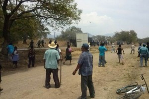 Padres de familia lesionan a maestros de Seccin 22 Elementos de la Polica Estatal informaron que tambin fueron agredidos cuando resguardaban la salid